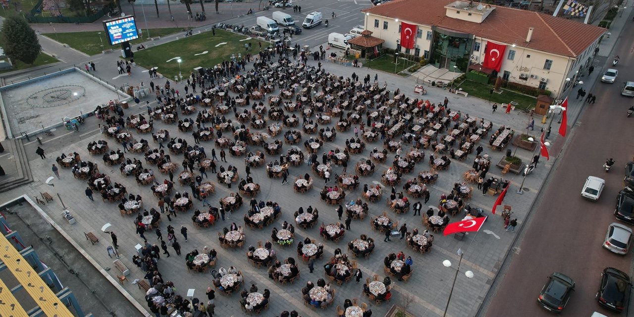 Kasapoğlu ve Vali Özkan vatandaşlarla iftarda buluştu