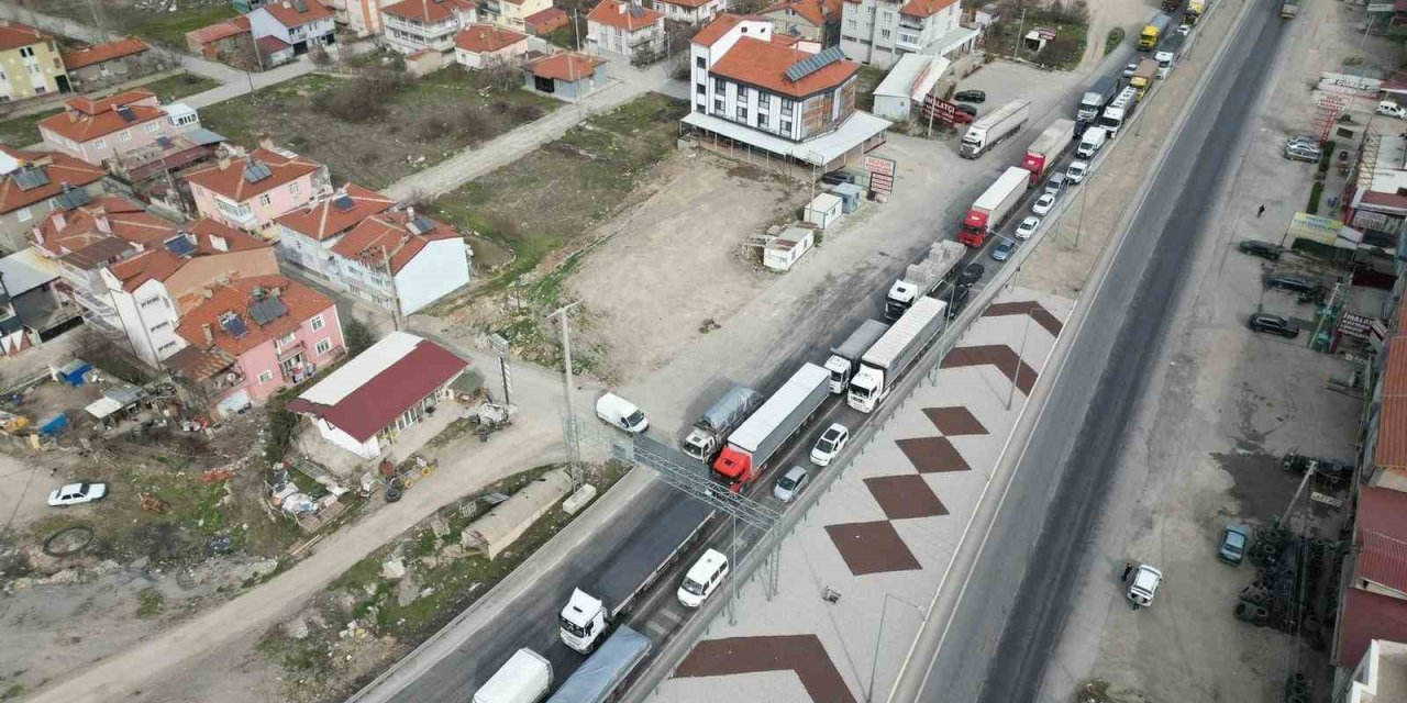 Afyonkarahisar’da bayram trafiği yoğunluğu başladı