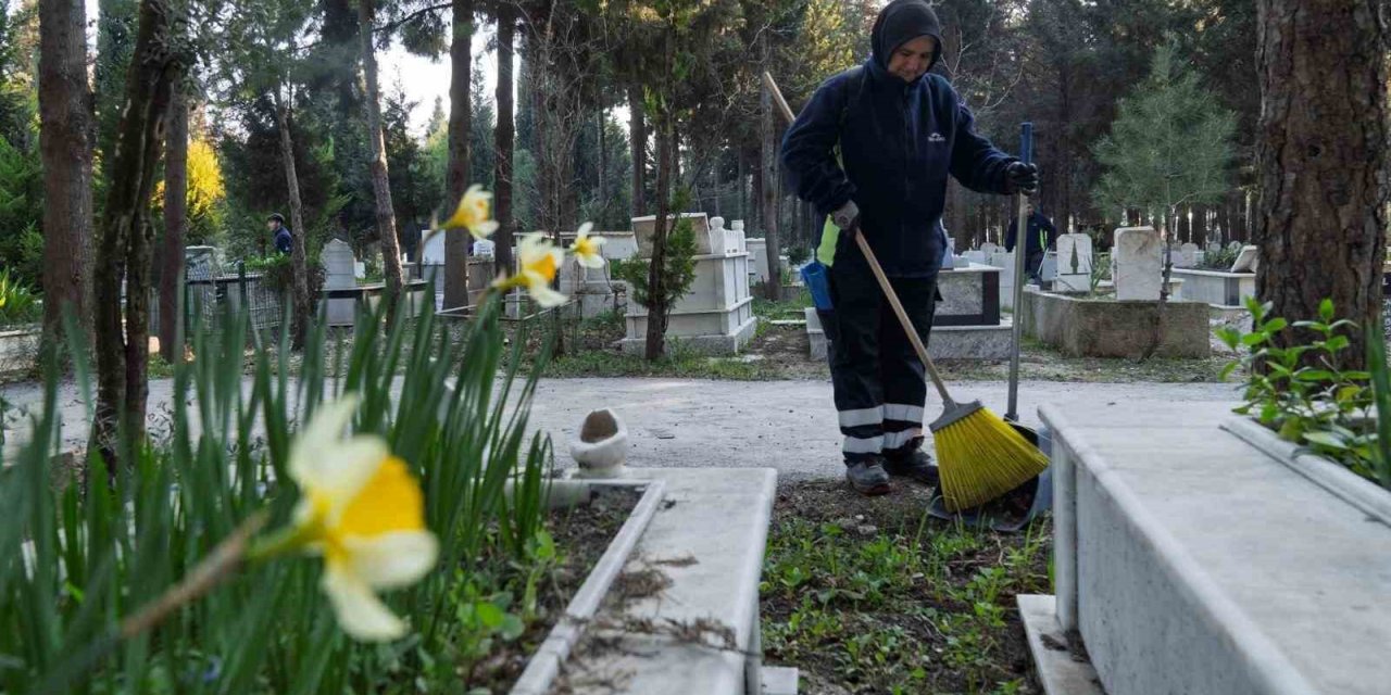 İzmir’de mezarlıklar Ramazan Bayramı’na hazırlanıyor