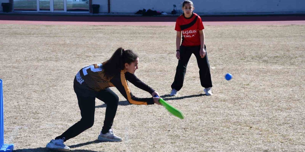 Küçük Kızlar Kriket Müsabakaları sona erdi