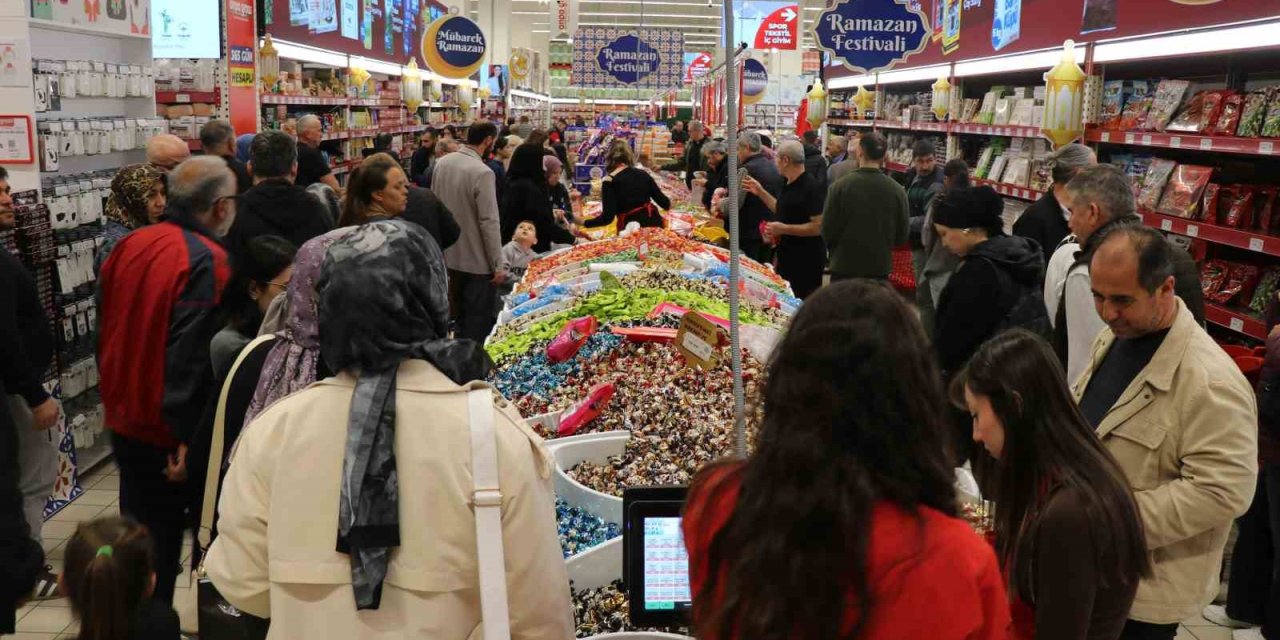Denizli’de Ramazan Bayramı öncesi indirim kampanyaları yoğun ilgi görüyor