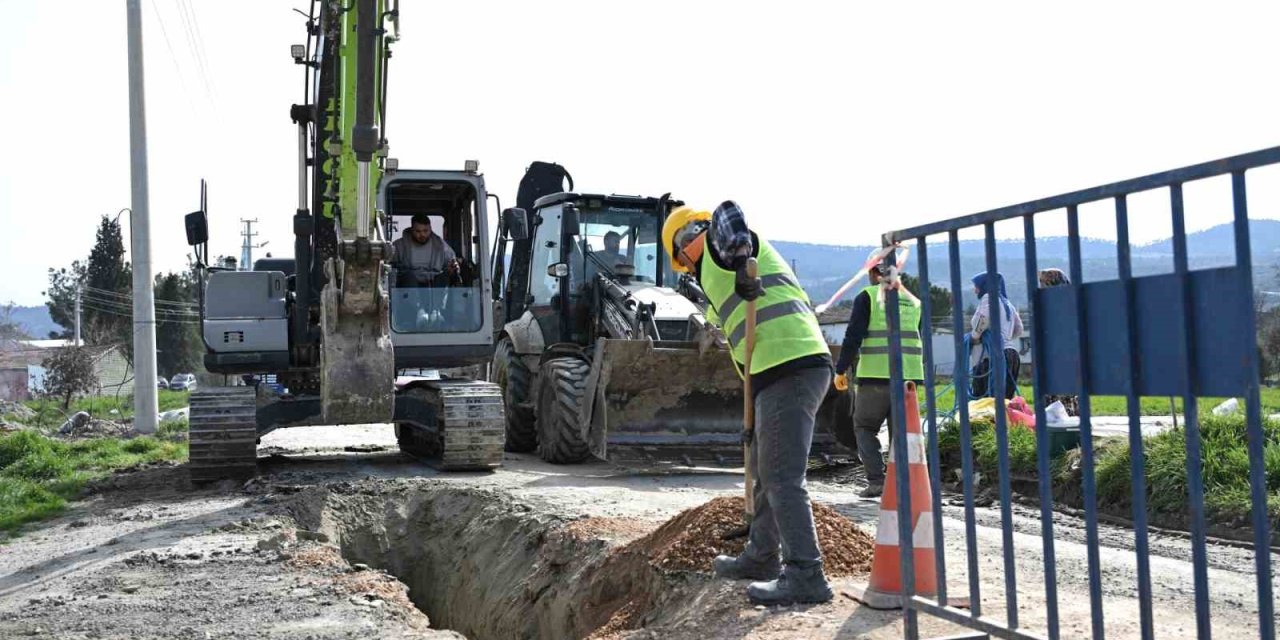 Selendi’de iki mahallenin daha altyapı sorunu tarih oluyor