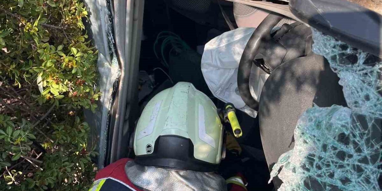 Kuşadası’nda araç şarampole yuvarlandı: 1 yaralı