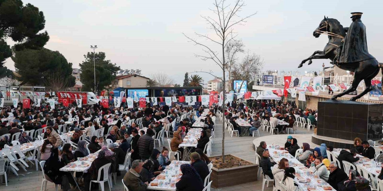 Alaşehir’de yüzlerce kişi iftarda buluştu