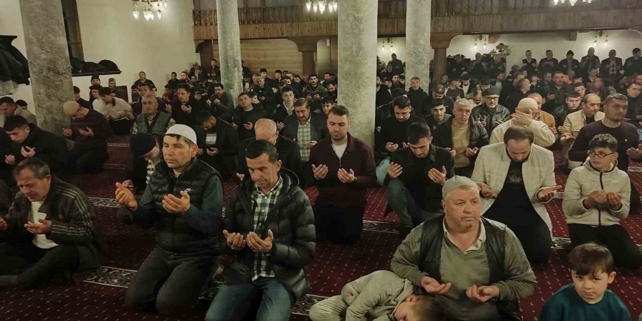 Kadir Gecesi huşu içinde idrak edildi