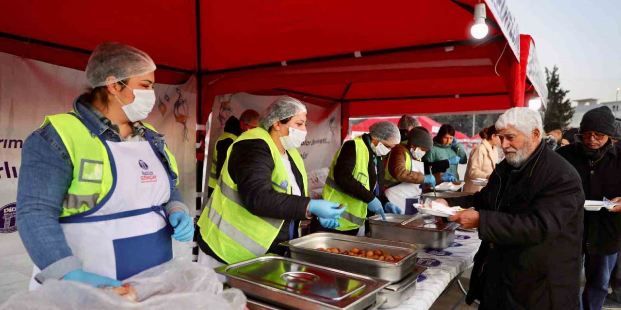 Didim’de vatandaşlar Cumhuriyet Kent Meydanı’nda kurulan iftar sofrasında buluştu
