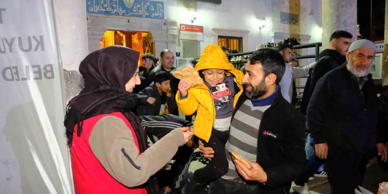 Kuyucak Belediyesi Kadir Gecesi’nde vatandaşları unutmadı
