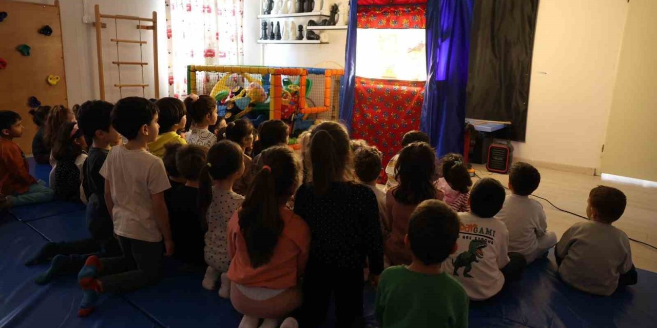 Didim Belediyesi minikleri Hacivat ve Karagöz ile buluşturdu