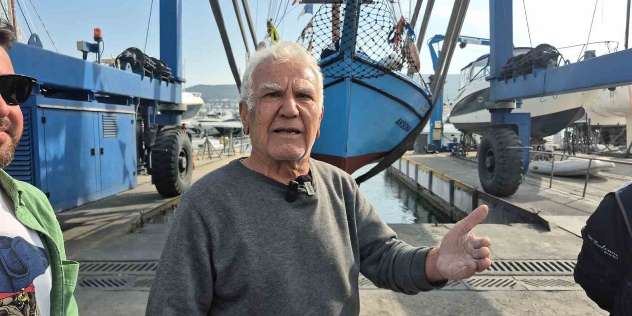 Bodrum’da 65 yaşındaki teknesine gözü gibi bakıyor