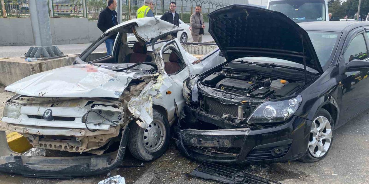 Refüje çarpıp karşı şeride geçen otomobil başka araca çarptı: 1 ölü