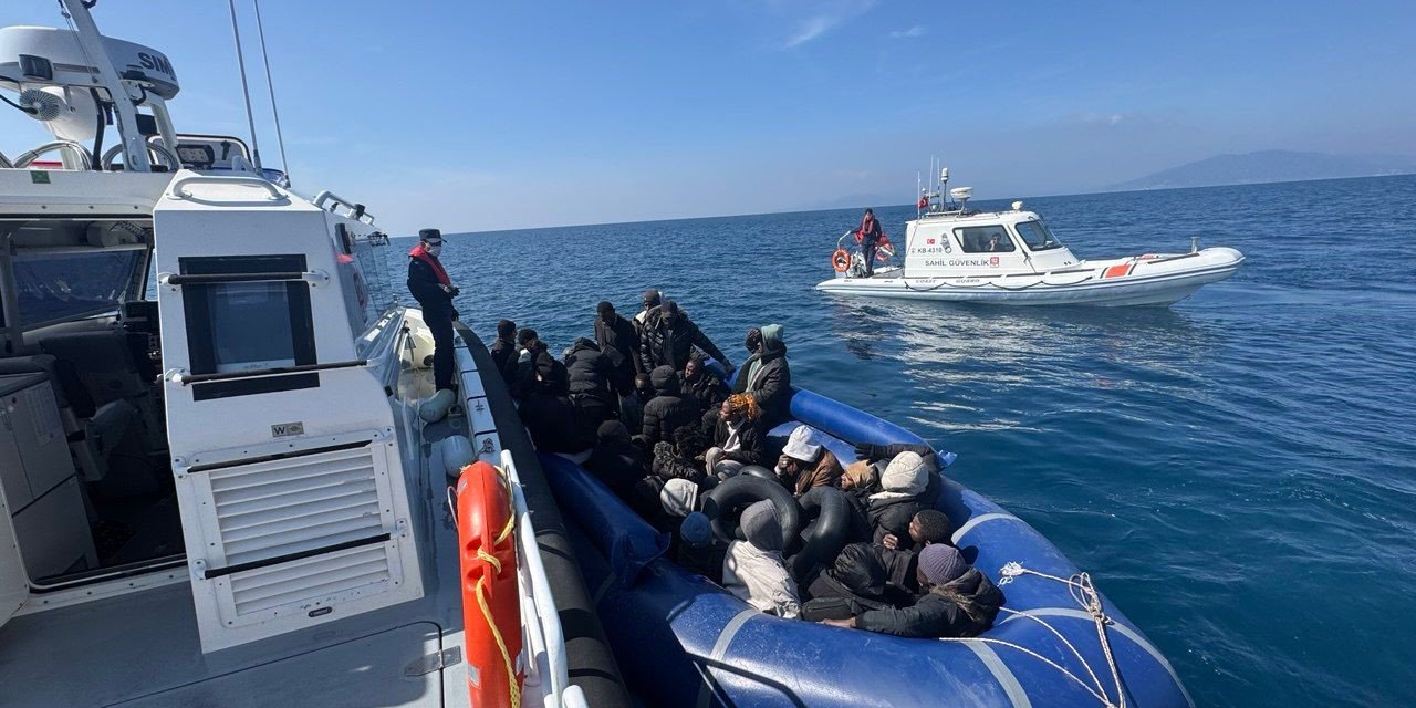 İzmir açıklarında denizde sürüklenen bottaki 30 göçmen kurtarıldı