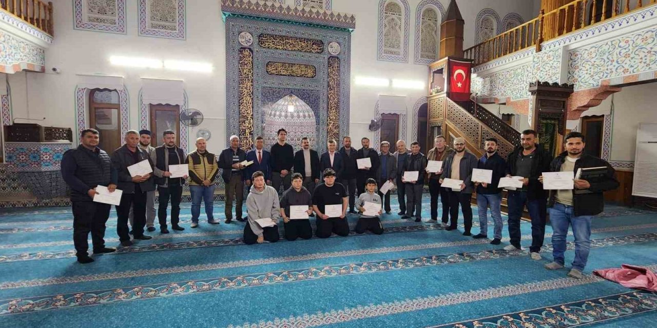 Köyceğiz’de Kur’an eğitimi alan kursiyerlere belge verildi