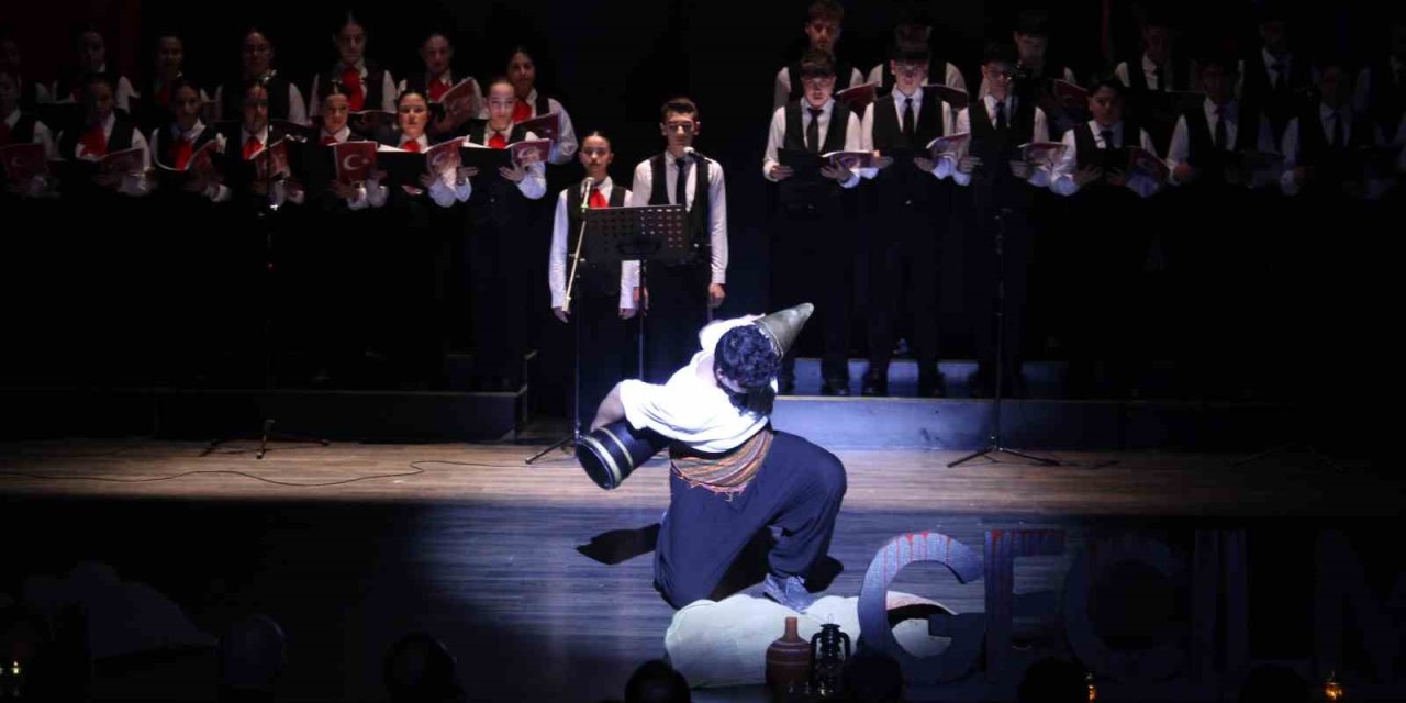 Öğrencilerinin ‘Bir Hilal Uğruna’ oratoryosu ayakta alkışlandı