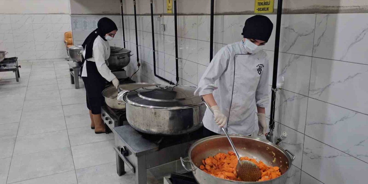 Nazilli’de iftar yemeklerini kız meslek liseliler hazırladı