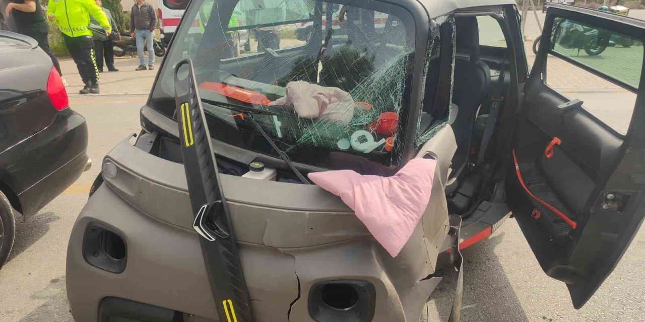 Kuşadası’nda otomobil ile elektrikli araç kafa kafaya çarpıştı: 4 yaralı