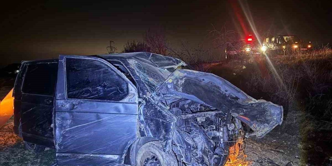 Ağaca çarpan kamyonette 4 kişi yaralandı