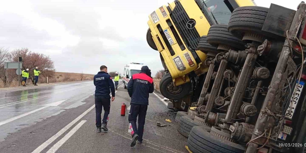 Balık yemi yüklü tır devrildi