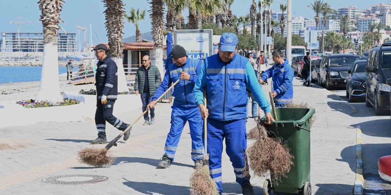 Turizm kenti Kuşadası, bayrama hazırlandı
