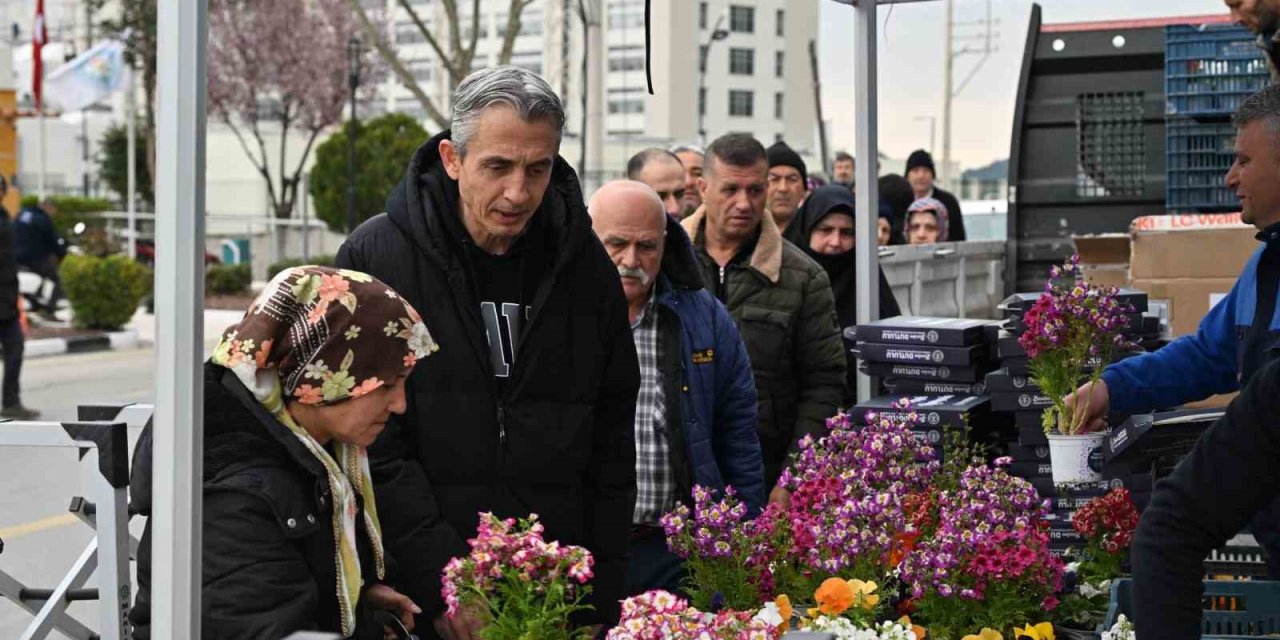 Manisa Büyükşehir Belediyesi, mezarlık ziyaretlerinde vatandaşların yanında oldu
