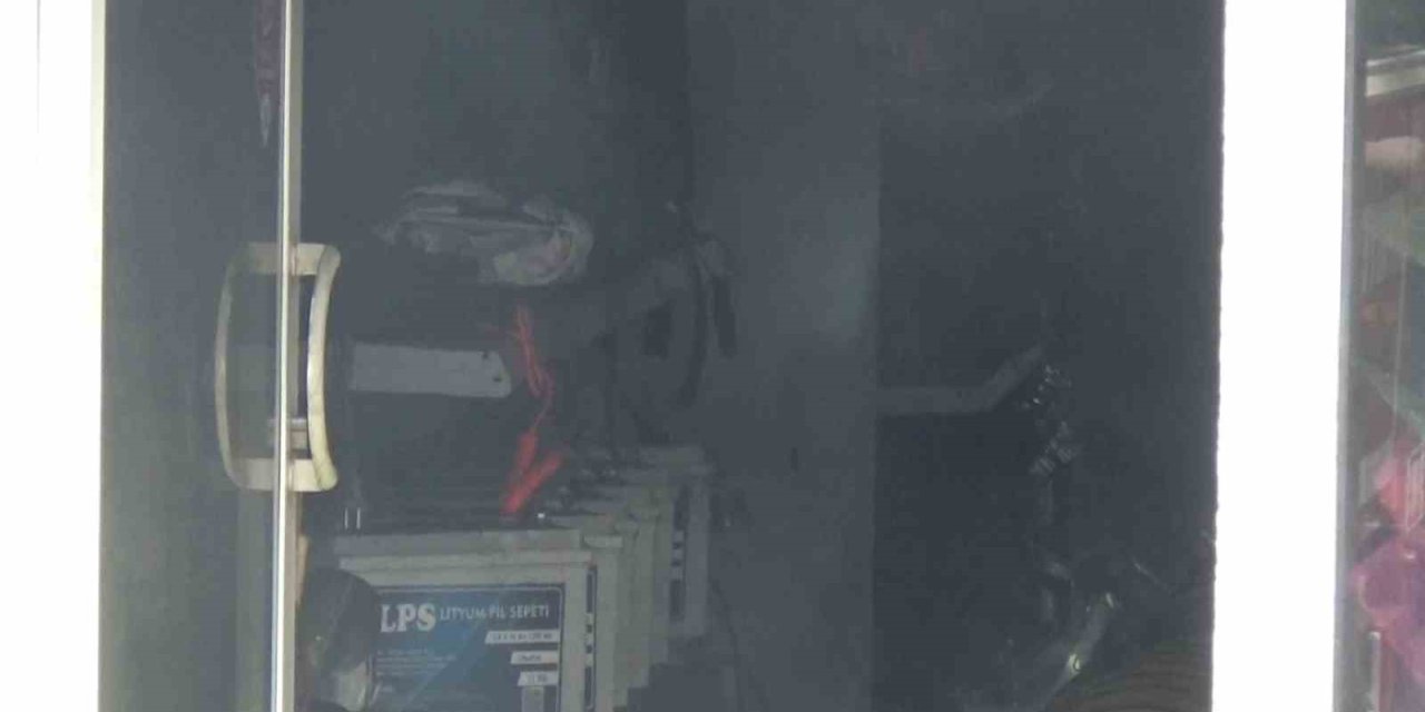 Batarya dükkanında yangın çıktı, bina tahliye edildi