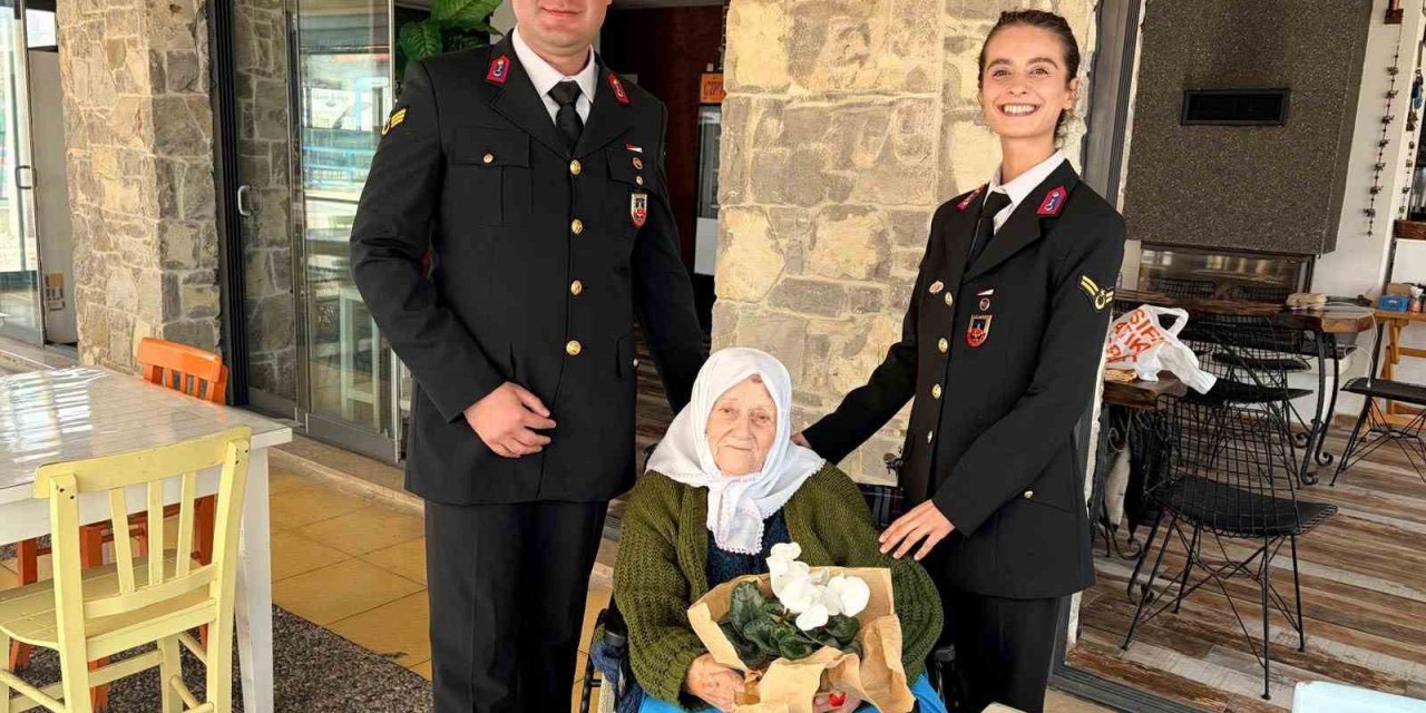 Jandarma ekipleri Yaşlılar Haftası’nda 98 yaşındaki Muzaffer nineyi yalnız bırakmadı