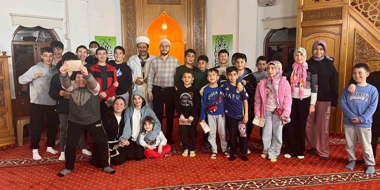 Köyceğiz’de çocuklar son teravihte bayram harçlıklarını aldı