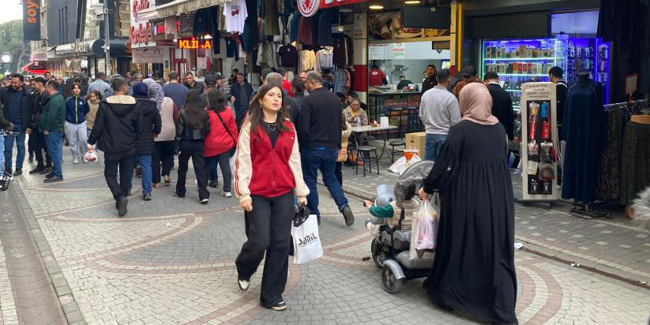 Aydın’da bayram yoğunluğu: Çarşılar doldu, tatlıcılar önünde kuyruklar oluştu