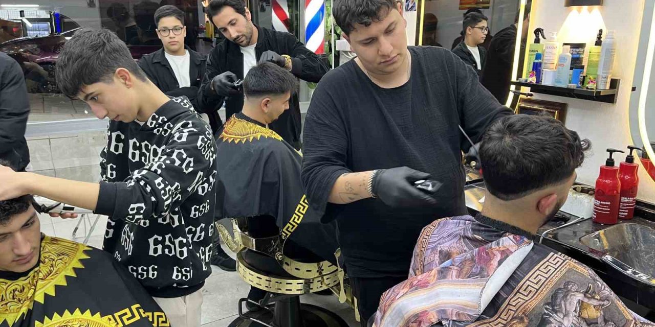 Berberler bayram tıraşı için 24 saat mesai yapıyor