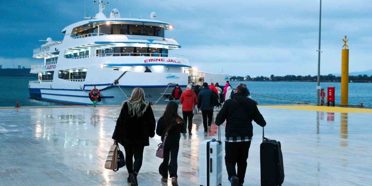 Aliaport Deniz Yolcu İskelesi’nde ilk sefer yapıldı