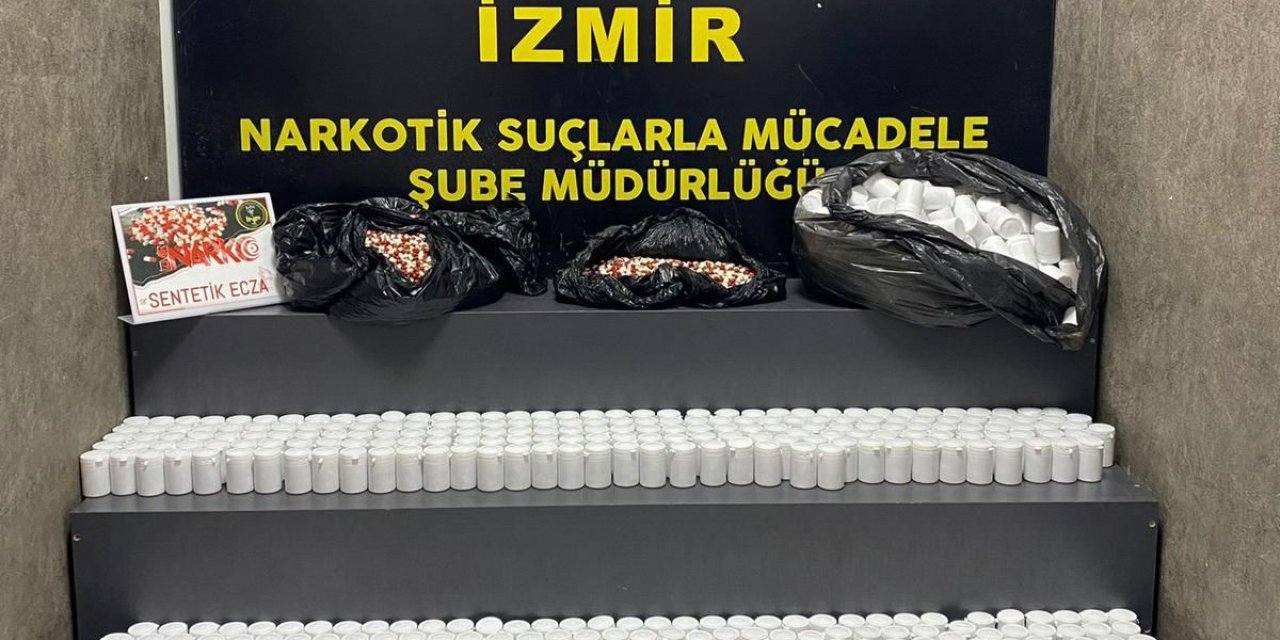 İzmir’de bir araçta 84 bin sentetik ecza ele geçirildi