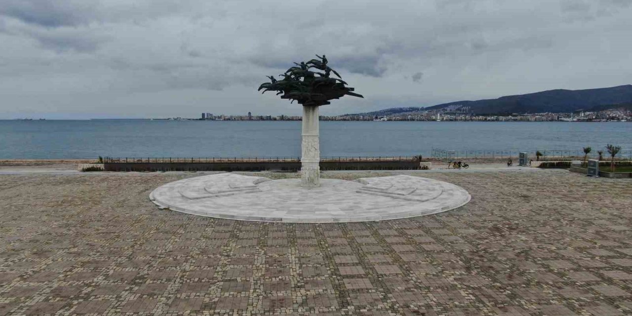 İzmir’de bayram tatili sessizliği Gündoğdu Meydanı’na yansıdı