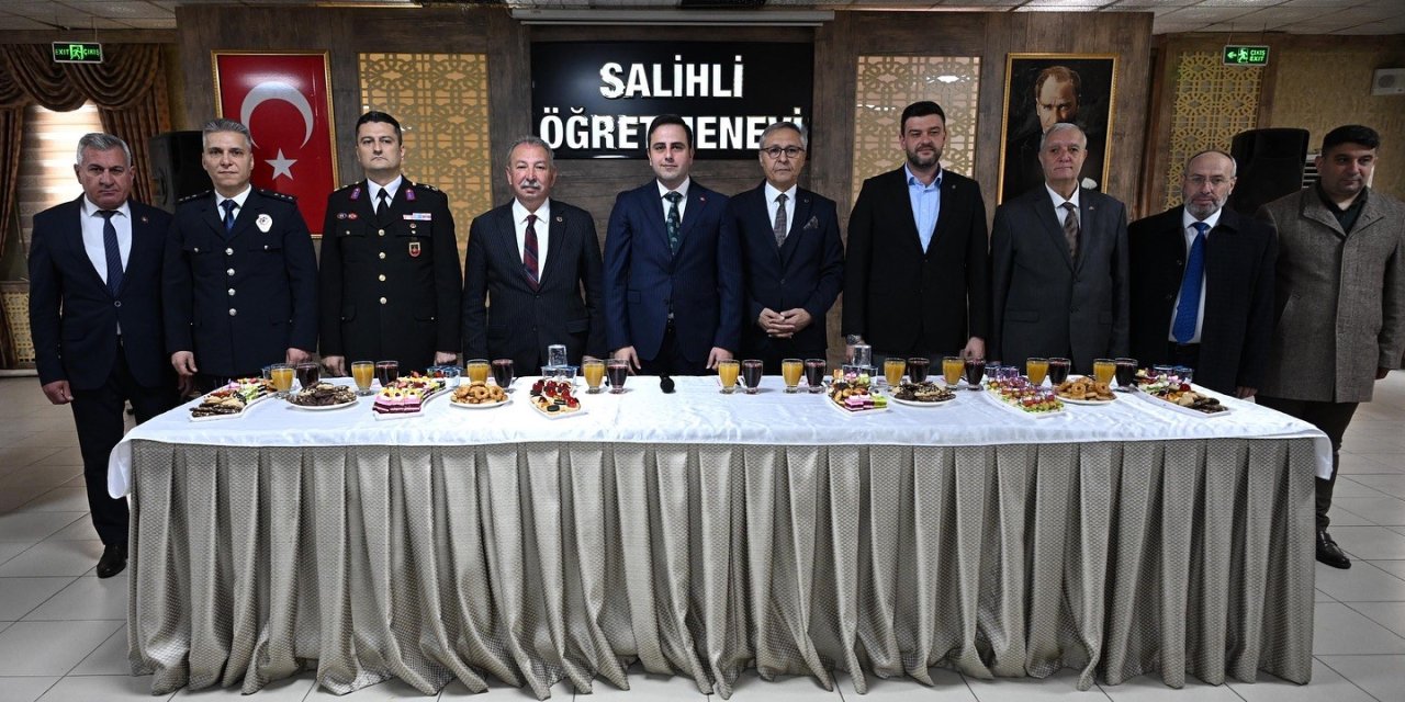 Salihli’de protokol ve vatandaşlar bayramlaştı