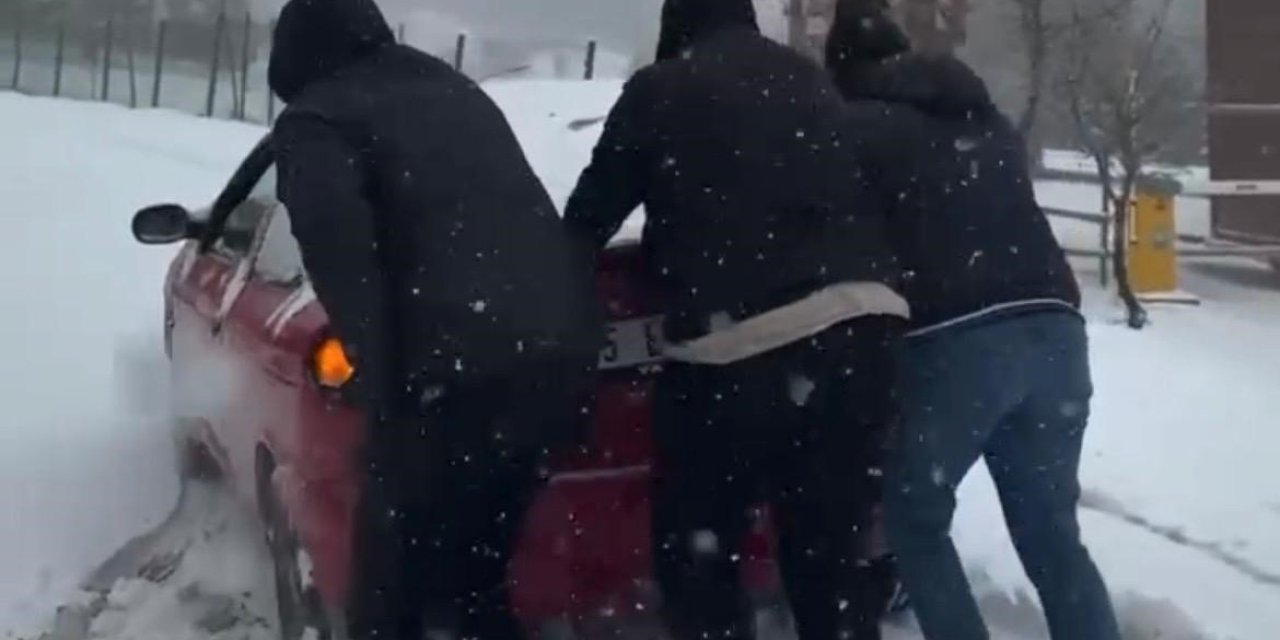 İzmir’in yüksek kesimlerine bayramda kar yağdı