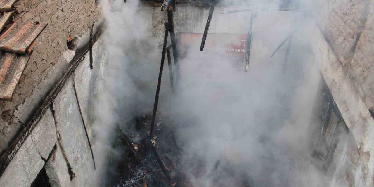 Alevler evi sardı, mahallede panik yaşandı