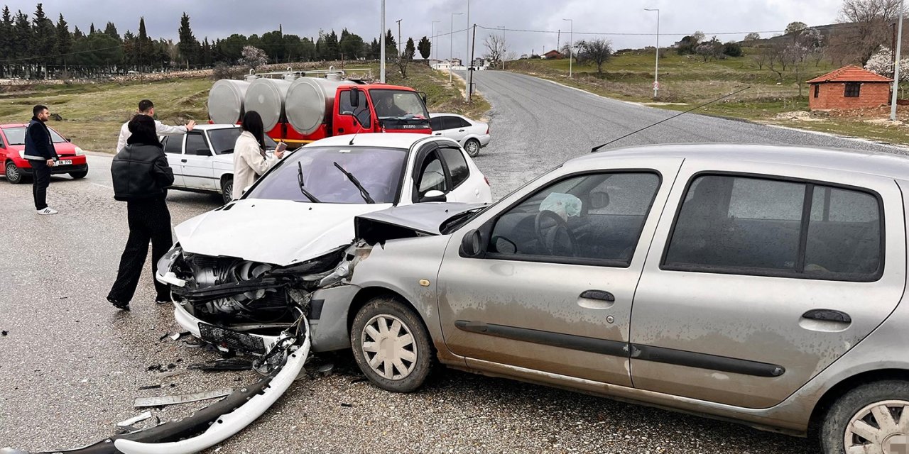 Kula’da yarım saat arayla iki kaza: 5 yaralı