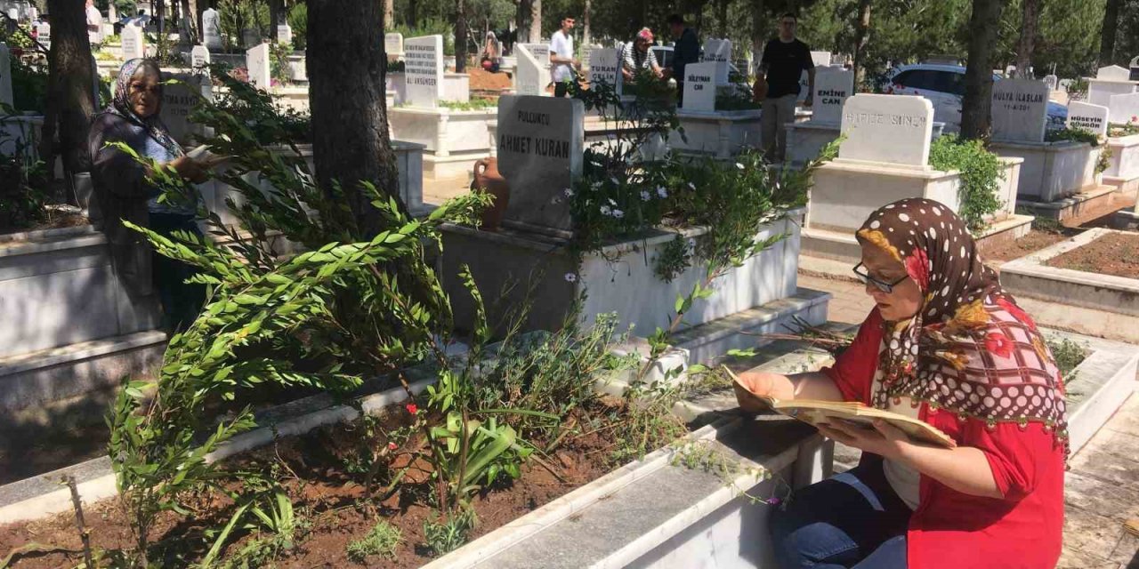 Bayramın ilk günü mrzarlıklarda yoğunluk