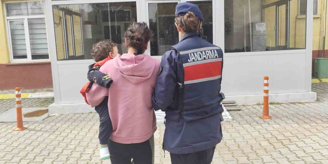 Yedi ayrı suçtan aranıyordu, kucağında bebeğiyle hapse girdi