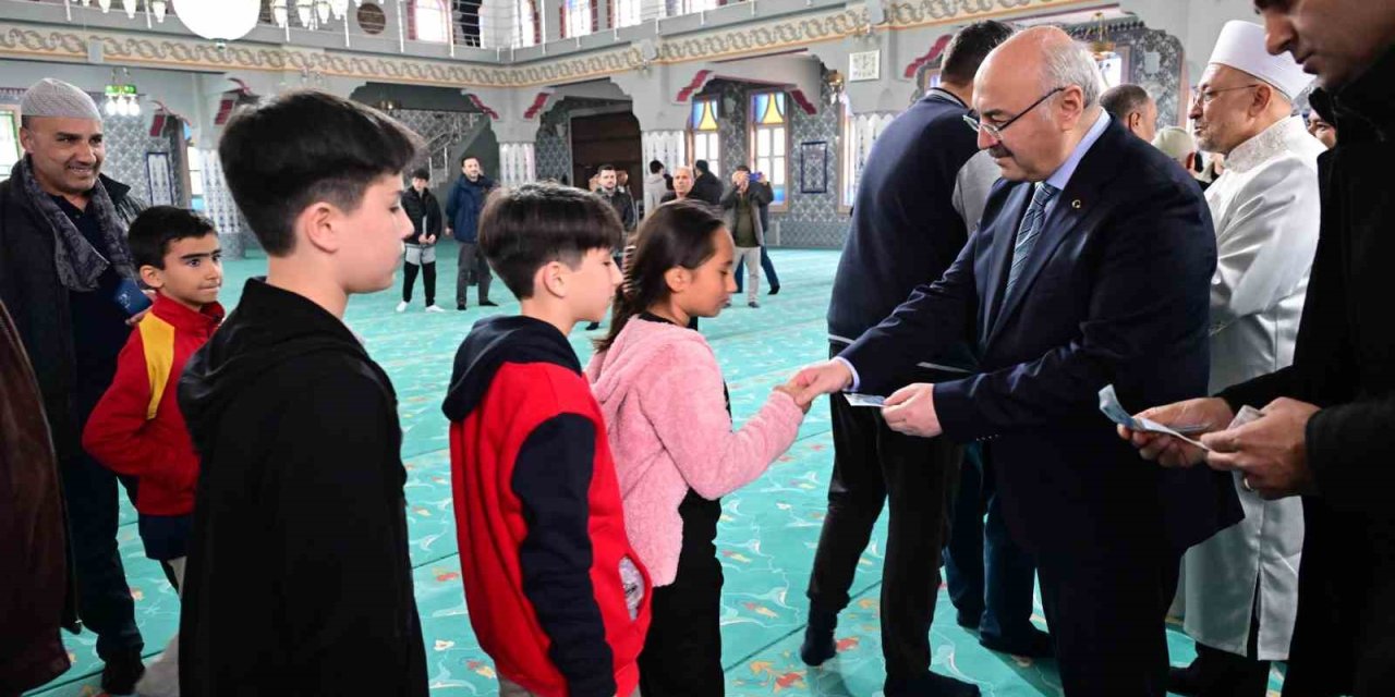 Vali Köşger bayram sevincini görevi başındaki personeller ve vatandaşlarla paylaştı