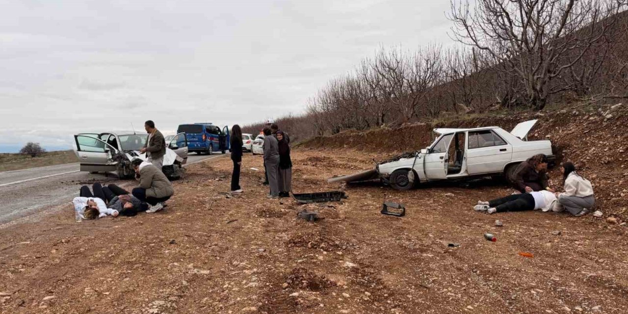 Denizli’de iki ayrı trafik kazasında 8 kişi yaralandı
