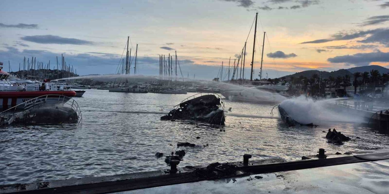 Bodrum’da 7 motoryat yanarak battı