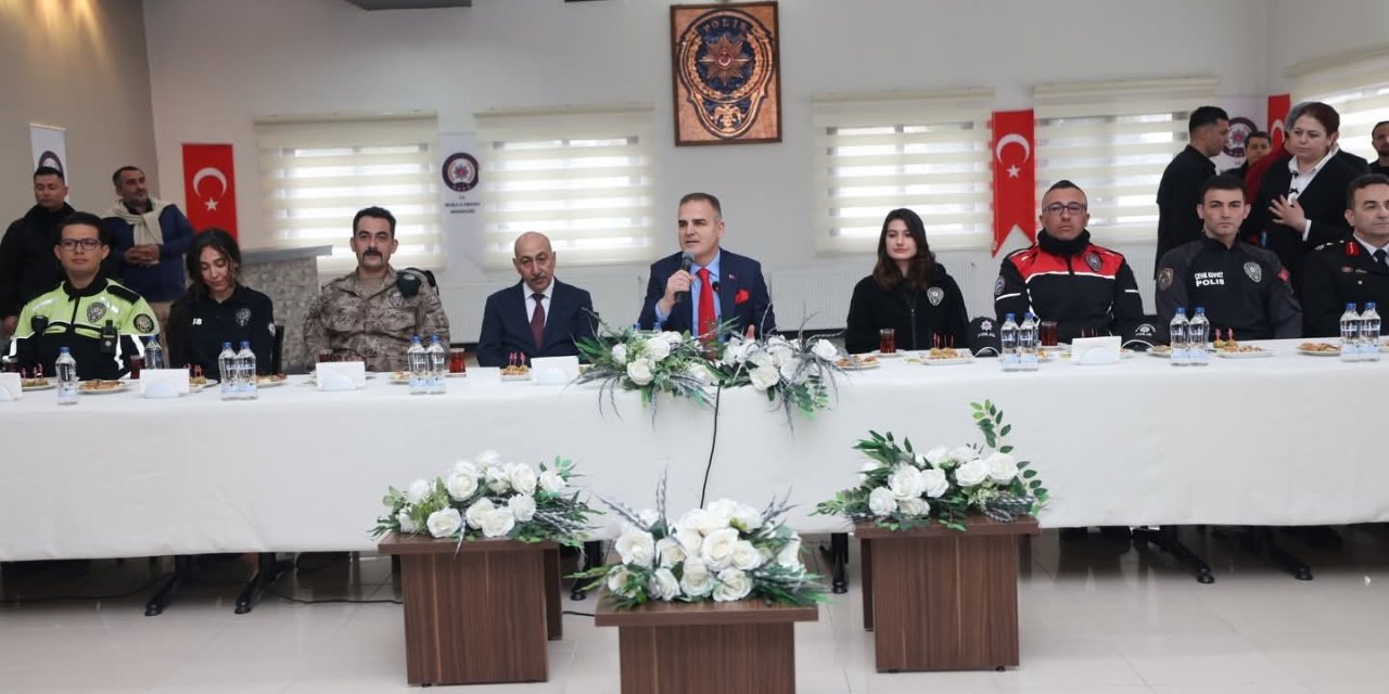 Vali Akbıyık bayramda güvenlik güçleri ile bir araya geldi