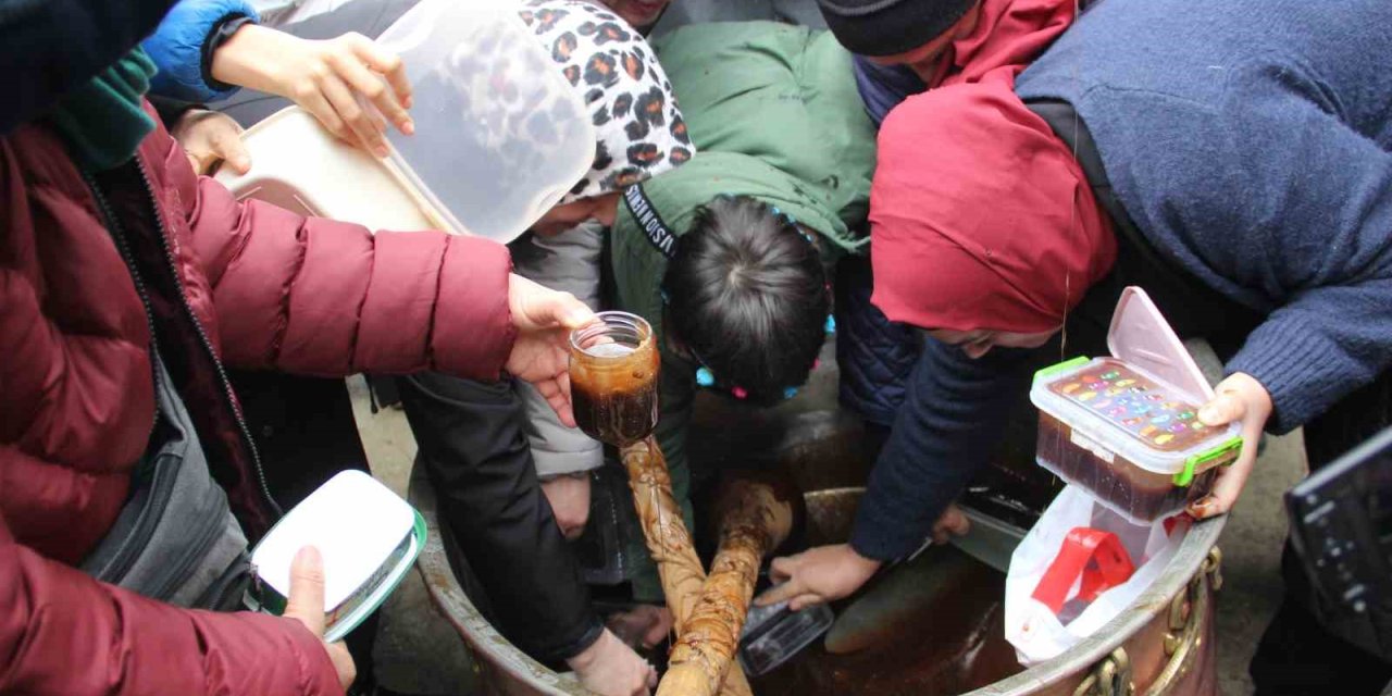 Mesir Macunundan alabilmek için kazanın içine girdiler