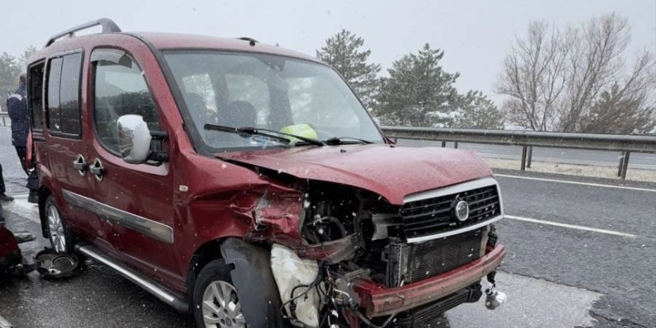 Uşak’ta hafif ticari aracın bariyere çarpması sonucu 6 kişi yaralandı