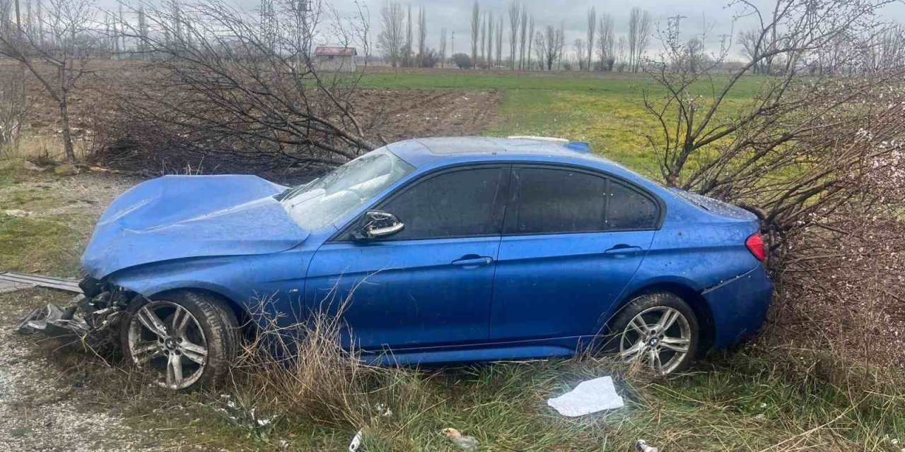 Şarampole giren otomobilde 3 kişi yaralandı