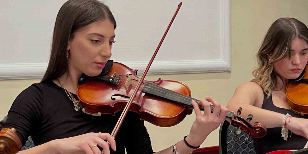 Öğrencilerden ‘çınarlara’ unutulmaz konser