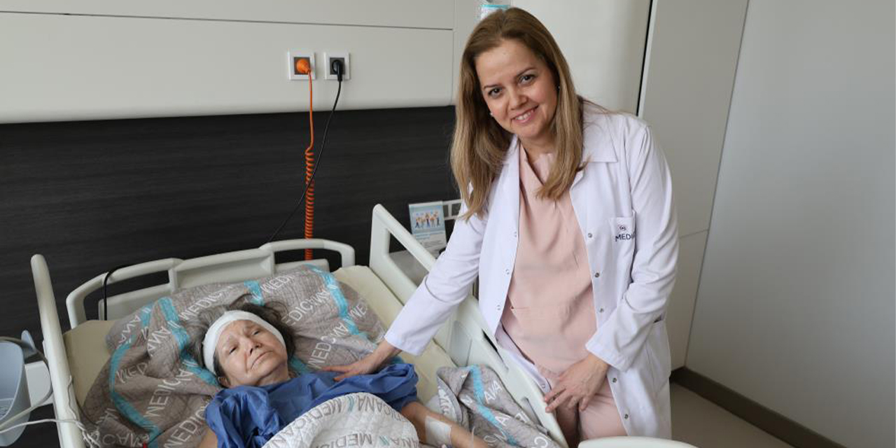 60 yıllık sessizlik umuda döndü: İzmir’de 72 yaşındaki hastaya “duyma” umudu