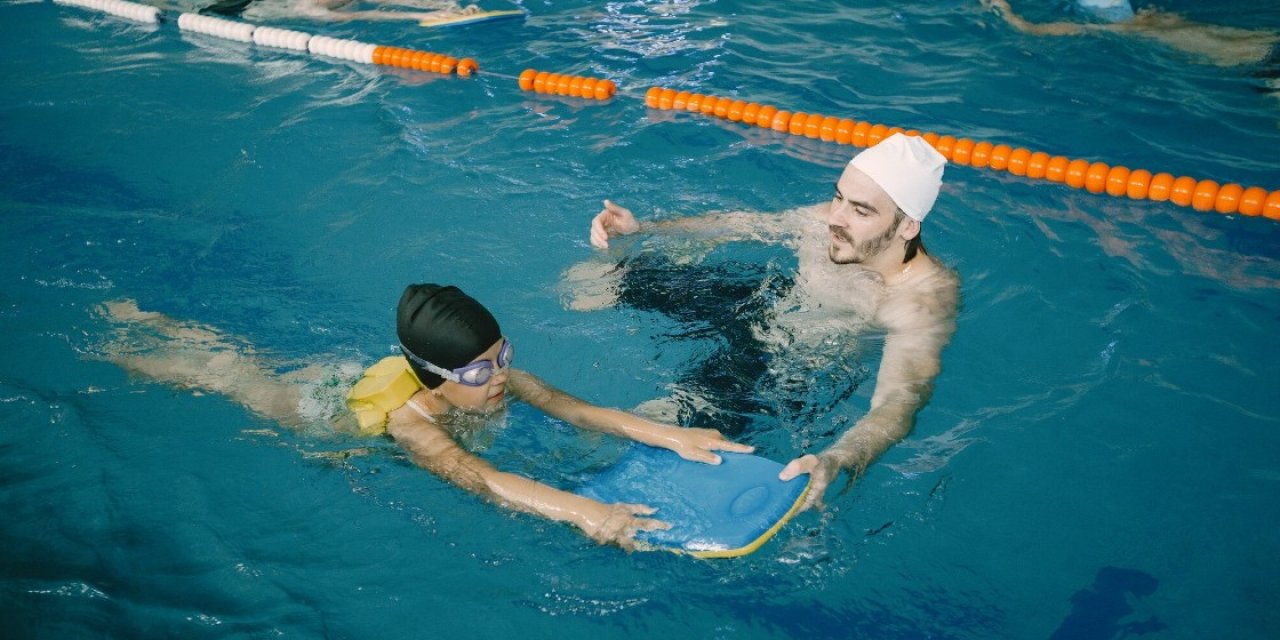 Özak Yüzme Kulübü rehberliğinde Antalya yüzme kursu deneyimi seni bekliyor