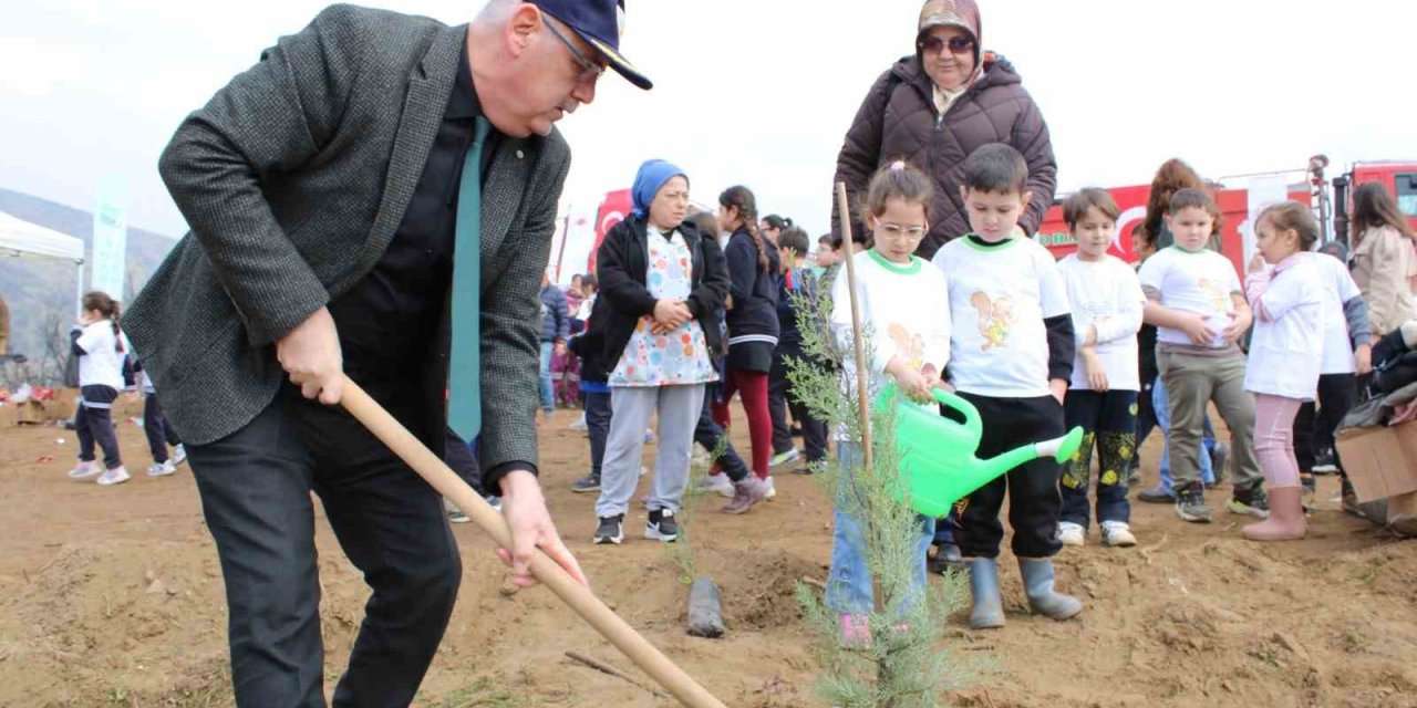 İzmir’de yangından etkilenen bölgelerde fidan dikimi yapıldı
