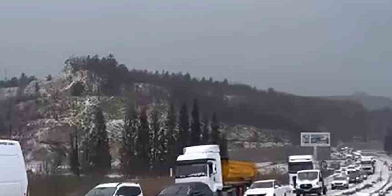 Yatağan-Milas kara yolu dolu yağışı sonrası beyaza büründü