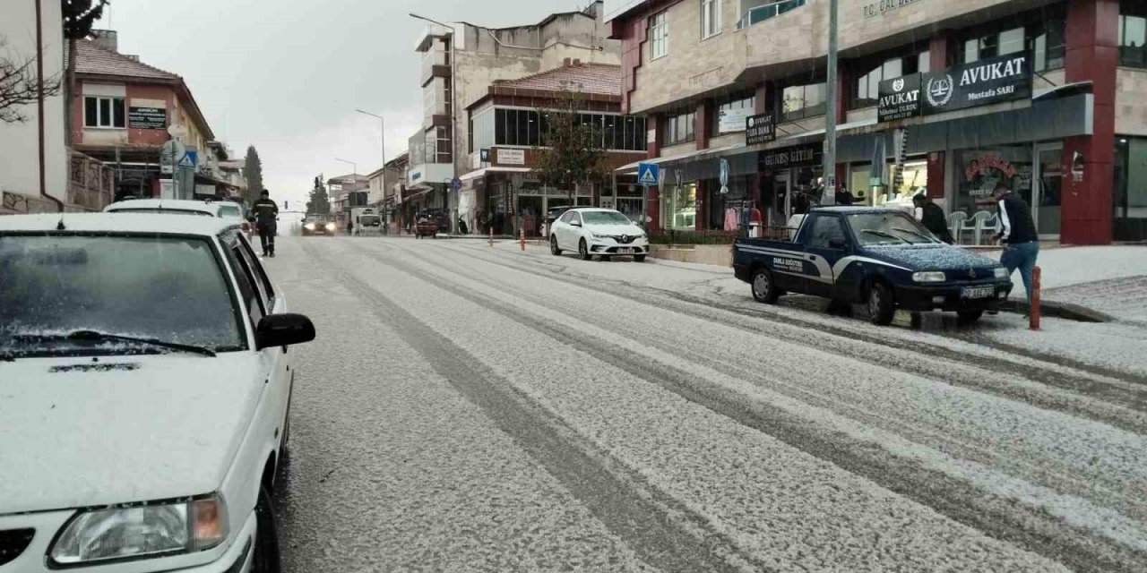 Çal’a Mart ayında kar düştü